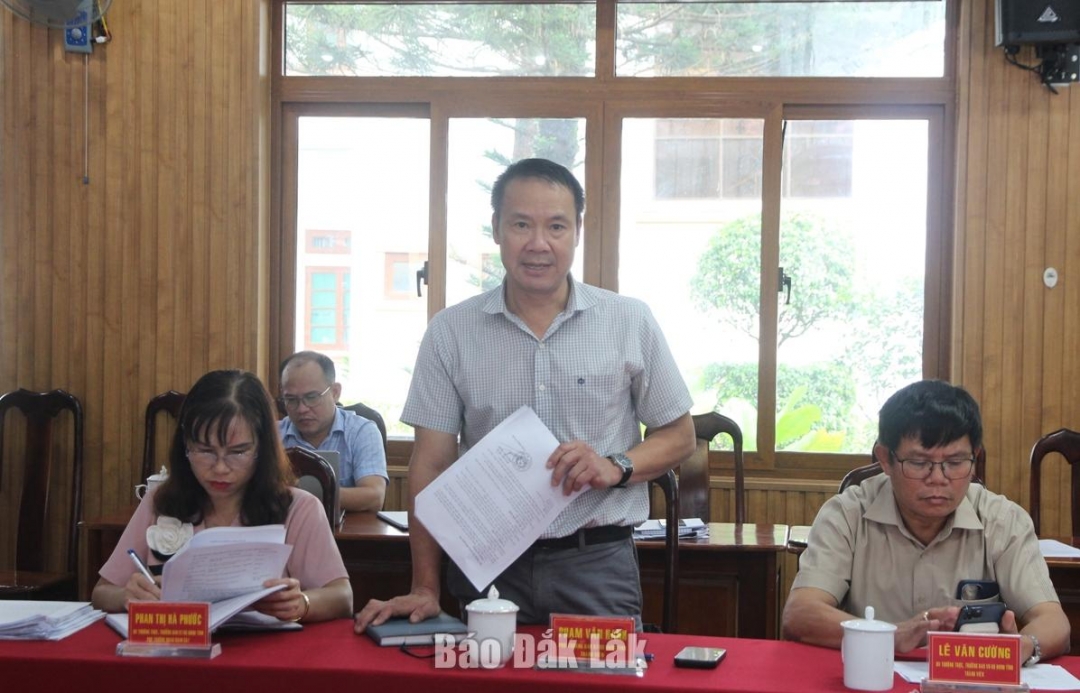 Phó Ban Kinh tế - Ngân sách HĐND tỉnh Nguyễn Văn Hanh phát biểu tại buổi giám sát. 