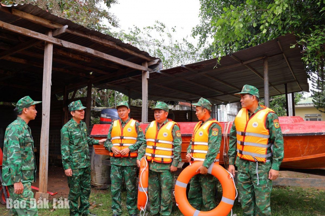 Đại tá Nguyễn Văn Lĩnh chuyện trò, viên 