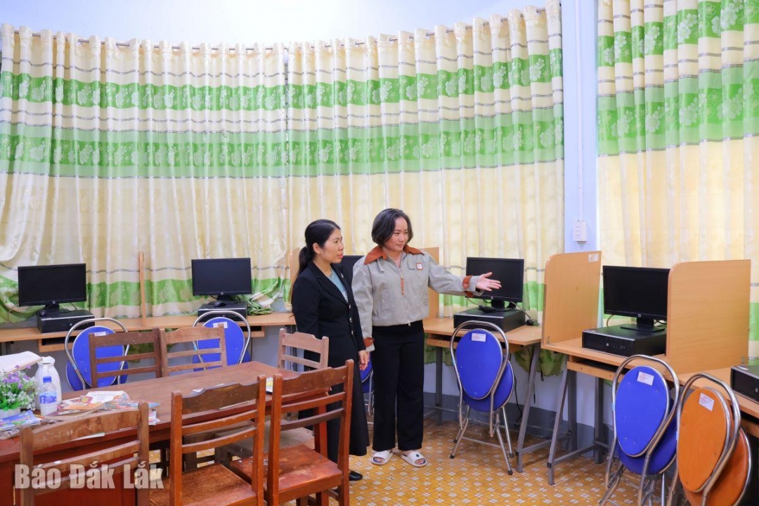 Thư viện xã được trang bị hệ thống máy tính, bàn ghế nhằm phục vụ bạn đọc sách.