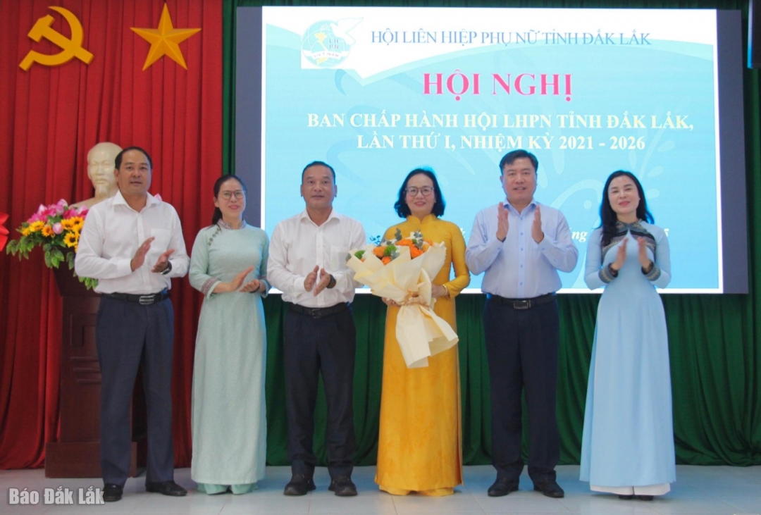 Phó Bí thư Tỉnh ủy, Chủ tịch Ủy ban MTTQ Việt Nam tỉnh Y Giang Gry Niê Knơng cùng đại diện Ban Tổ chức Tỉnh ủy, Hội LHPN tỉnh tặng hoa chúc mừng tân Chủ tịch Hội LHPN tỉnh Nguyễn Thị Hồng Thái.