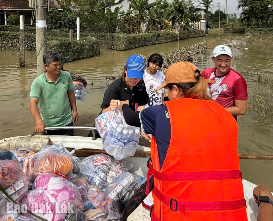 Các phần quà được đưa bằng ca nô vào các địa điểm ngập lụt, trao tận tay người dân.