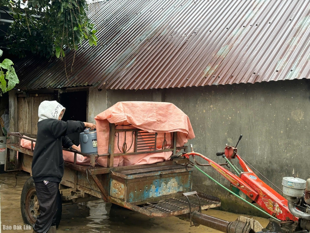 Người dân buôn Krông di chuyển đồ dùng đến nơi an toàn khi nước dâng cao.