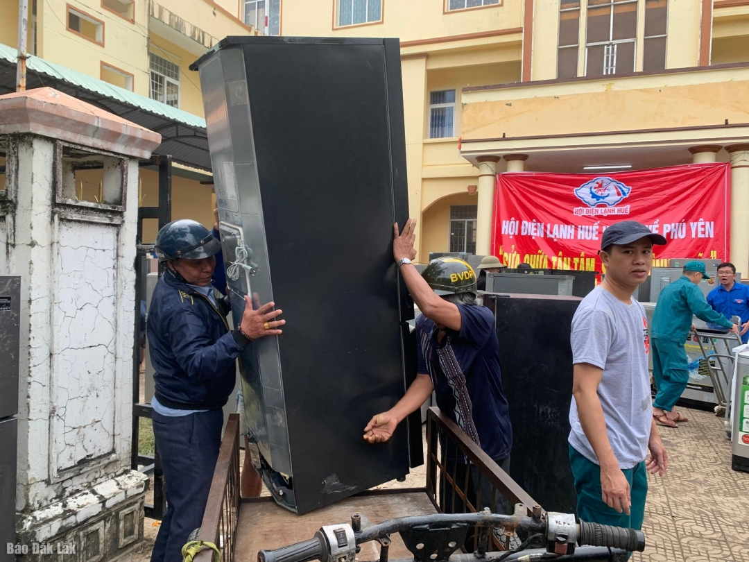 Người dân phường Tuy Hòa vui mừng nhận lại thiết bị đã được Hội Điện Lạnh Huế sửa chữa xong