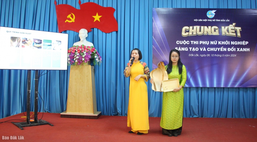 Các tác giả thuyết trình dự án khởi nghiệp