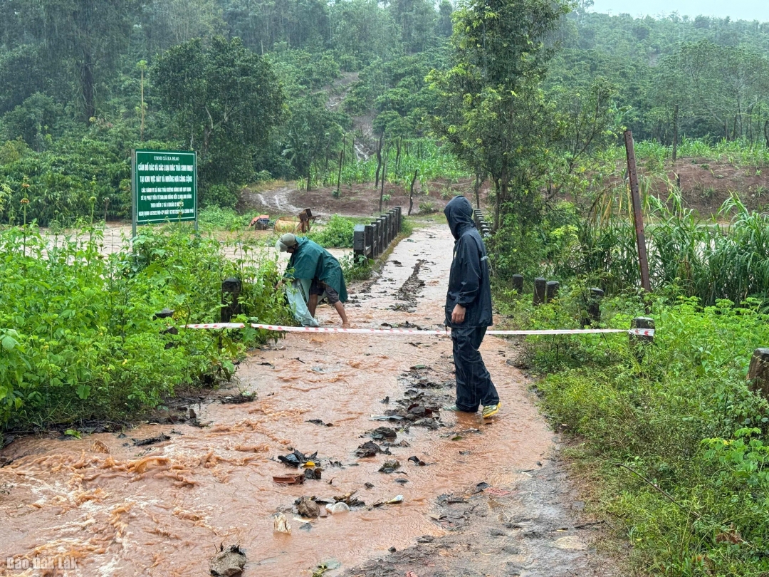Xã Ea Hiao căng dây cảnh báo điểm nguy hiểm ngăn
