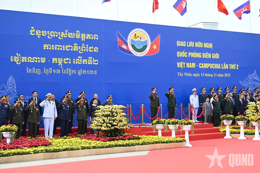 Các đại biểu thực hiện nghi thức chào cờ. Ảnh: Báo Quân đội nhân dân