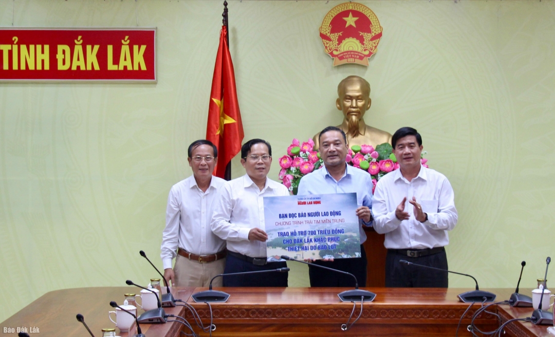 Lãnh đạo tỉnh Đắk Lắk tiếp nhận hỗ trợ khắc phục thiệt hại do bão lụt từ Báo Người lao động.