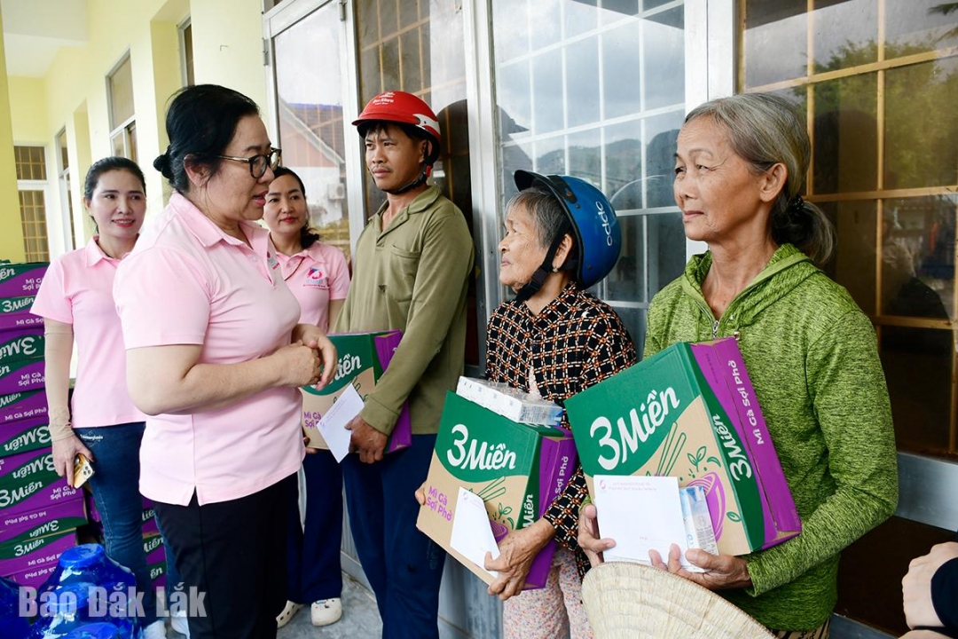 Bà Nguyễn Thị Nga, Chủ tịch Hội Nữ doanh nhân Phú Yên, Giám đốc Công ty TNHH Thủy sản Đắc Lộc động viên bà con xã Xuân Lãnh vượt qua khó khăn, sớm ổn định cuộc sống.