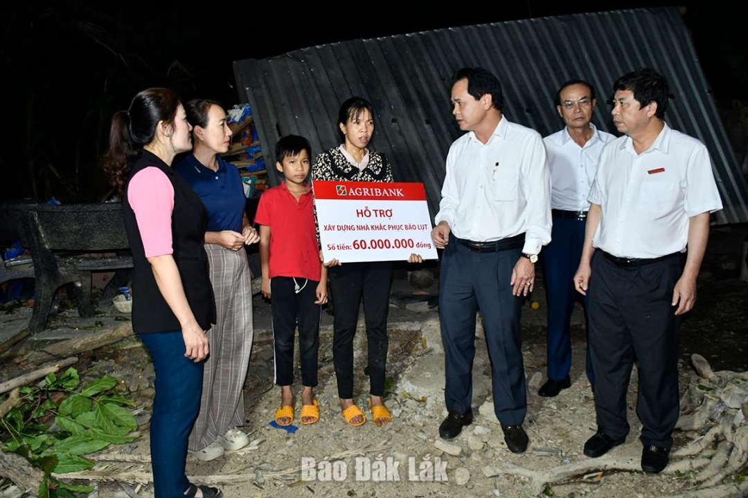 Phó Tổng Giám đốc Agribank Vương Hồng Lĩnh động viên chị Nguyễn Thị Kê ở thôn Cần Lương (xã Tuy An Bắc) vượt qua khó khăn, sớm xây lại nhà, ổn định cuộc sống.
