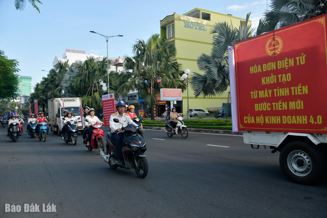 Cán bộ công chức Thuế cơ sở 7 tỉnh Đắk Lắk ra quân tuyên truyền, hộ trợ chuyển đổi mô hình hộ kinh doanh.