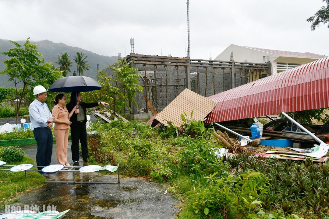 Đồng chí Đào Phạm Hoàng Quyên, Tỉnh ủy viên, Tổng Biên tập Báo và Phát thanh, Truyền hình Đắk Lắk cùng lãnh đạo Trường Mầm non Đa Lộc và chính quyền địa phương kiểm tra khu vực thiệt hại tại trường.