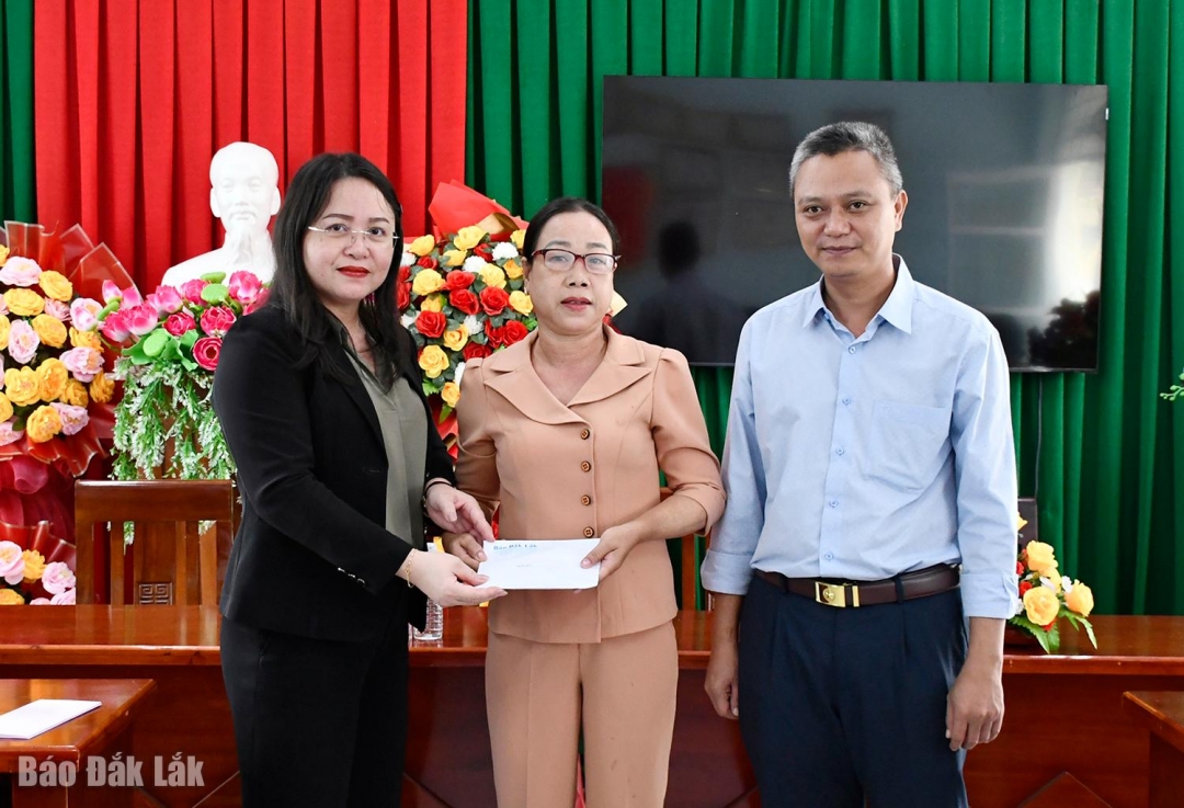 Tổng Biên tập Báo và Phát thanh, Truyền hình Đắk Lắk Đào Phạm Hoàng Quyên trao hỗ trợ cho Trường Mầm non Đa Lộc.