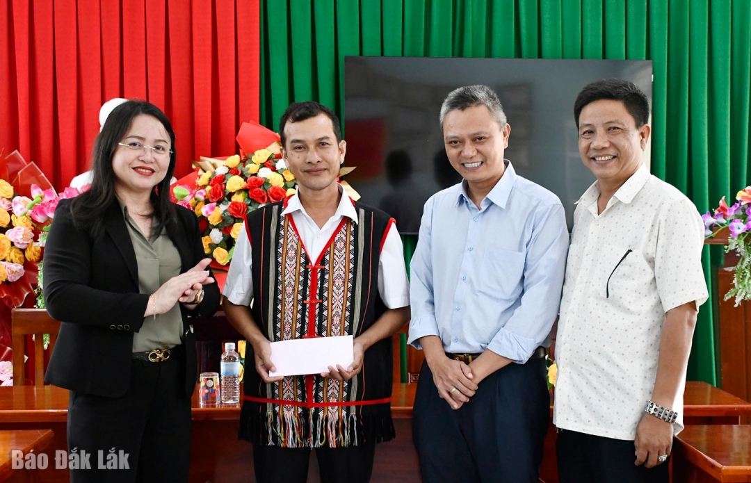 Đồng chí Đào Phạm Hoàng Quyên cùng nhà hảo tâm trao hỗ trợ 3 hộ dân có nhà bị tốc mái tại thôn 1 (xã Xuân Lãnh).