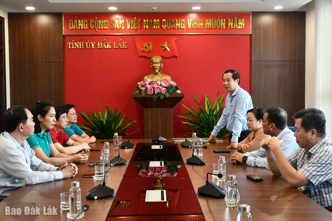 Quang cảnh buổi tiếp nhận kinh phí hỗ trợ.