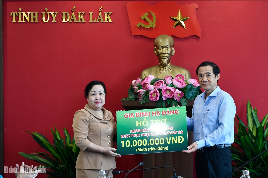 Phó Bí thư Đảng ủy MTTQ, các đoàn thể Trung ương Nguyễn Thái Học trao kinh phí 10 triệu đồng của gia đình đồng chí Hà Đăng hỗ trợ.