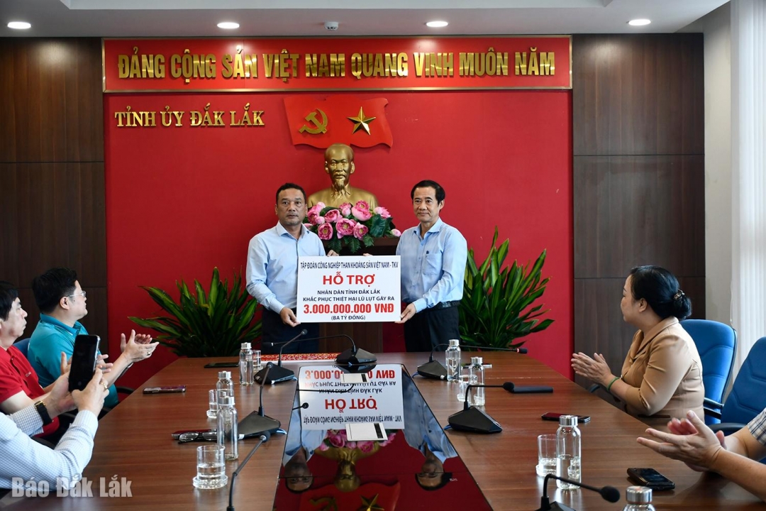 Phó Bí thư Đảng ủy MTTQ, các đoàn thể Trung ương Nguyễn Thái Học trao 3 tỷ đồng của Tập đoàn Công nghiệp Than - Khoáng sản Việt Nam hỗ trợ.