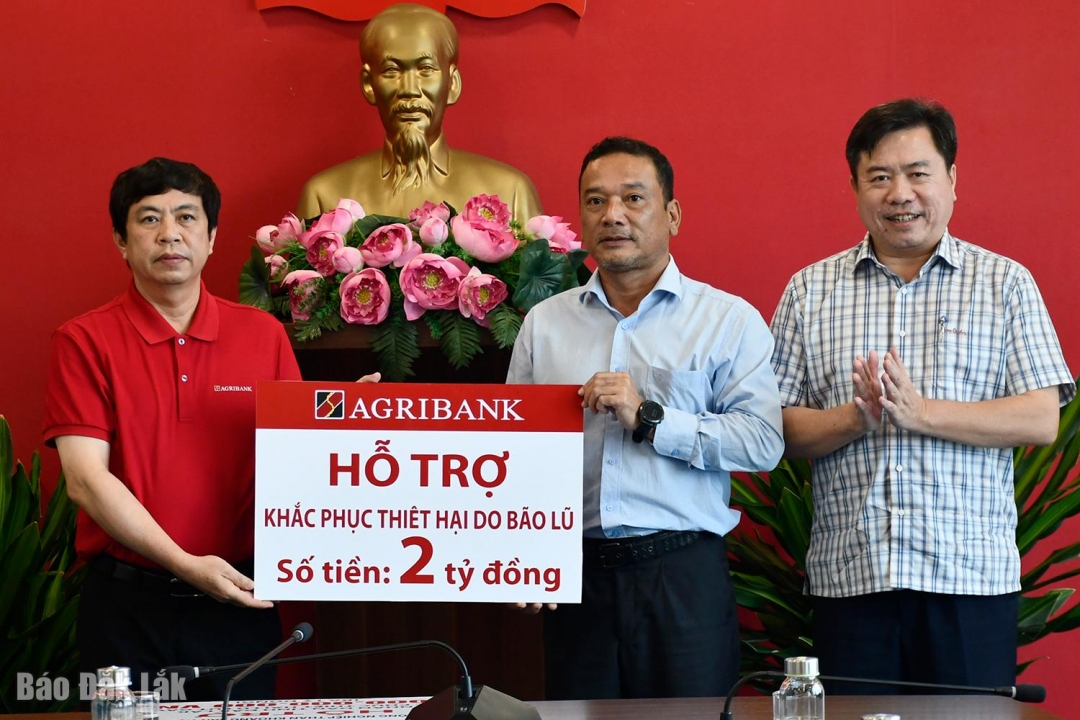 Đại diện Agribank trao hỗ trợ 2 tỷ đồng giúp tỉnh Đắk Lắk khắc phục thiệt hại do thiên tai.