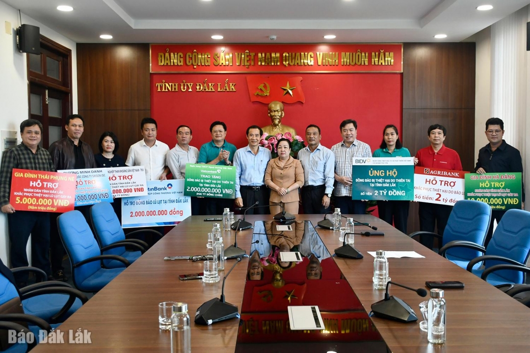 Lãnh đạo tỉnh tiếp nhận kinh phí hỗ trợ của các tổ chức, doanh nghiệp, cá nhân giúp người dân bị thiệt hại do thiên tai.