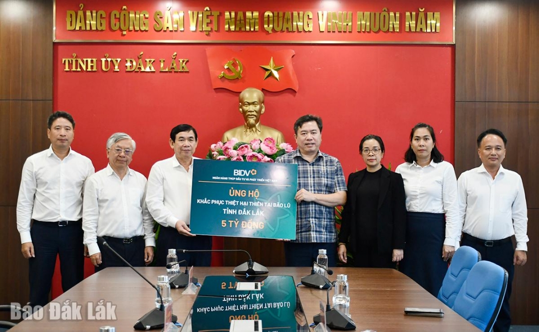 Đoàn công tác của BIDV trao hỗ trợ 5 tỷ đồng giúp tỉnh Đắk Lắk khắc phục thiệt hại do thiên tai.