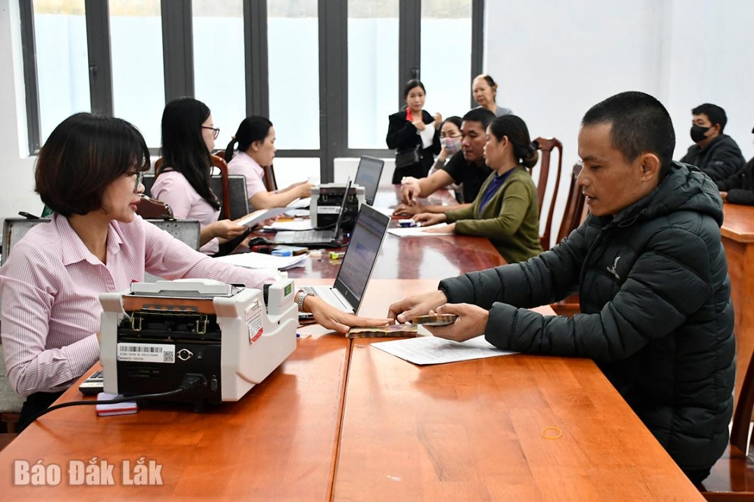 Hộ vay ở phường Tuy Hòa nhận vốn tín dụng chính sách.