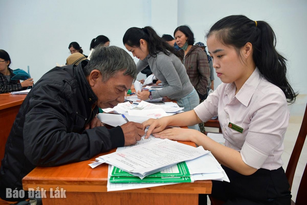 Cán bộ Phòng Giao dịch NHCSXH Phú Yên hướng dẫn người dân hoàn thiện hồ sơ vay vốn.