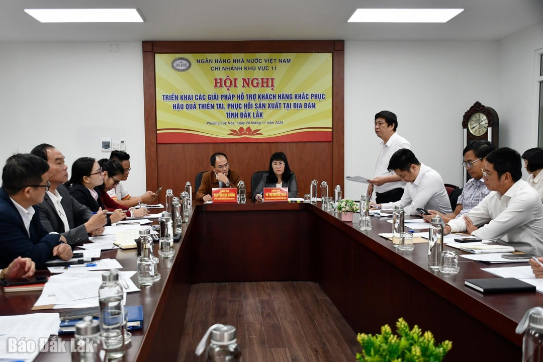 Ông Phan Thông Thái, Giám đốc Agribank Chi nhánh Phú Yên báo cáo tình hình thiệt hại của khách hàng sau đợt mưa lũ vừa qua.