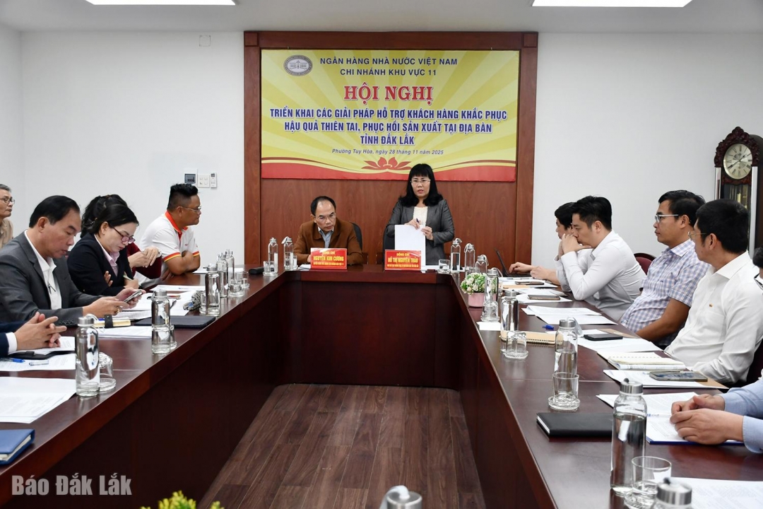 Phó Chủ tịch Thường trực UBND tỉnh Hồ Thị Nguyên Thảo và Quyền Giám đốc Ngân hàng Nhà nước Chi nhánh khu vực 11 đồng chủ trì hội nghị.