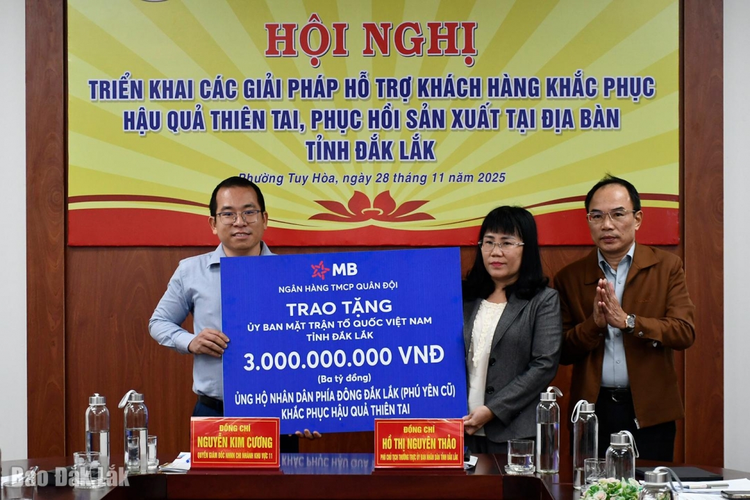 Đại diện MB trao bảng tượng trưng hỗ trợ 3 tỷ đồng hỗ trợ người dân Đắk Lắk khắc phục thiệt hại do thiên tai. 
