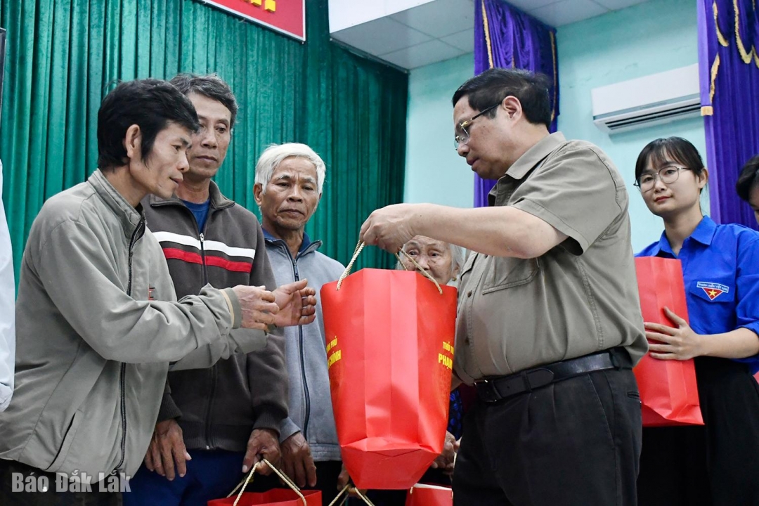 Thủ tướng Chính phủ Phạm Minh Chính trao quà cho người dân vùng lũ Hòa Thịnh. Ảnh: L.Hảo