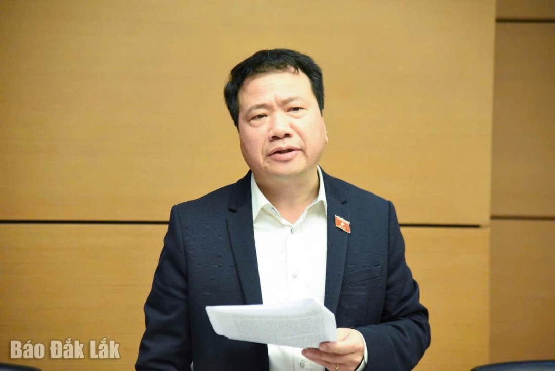 Phó Chủ nhiệm Ủy ban Pháp luật và Tư pháp của Quốc hội Ngô Trung Thành phát biểu thảo luận. Ảnh: Đoàn ĐBQH tỉnh cung cấp