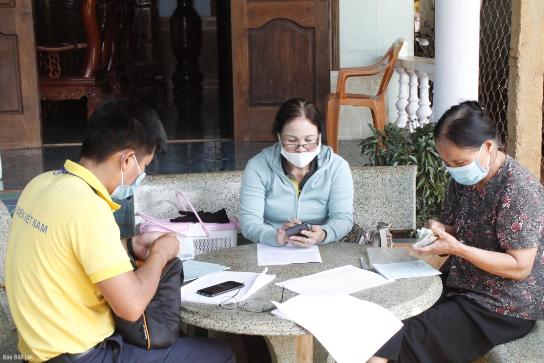 Nhân viên Bưu điện chi trả lương hưu tại nhà cho người hưởng trong đợt địa dịch COVID-19