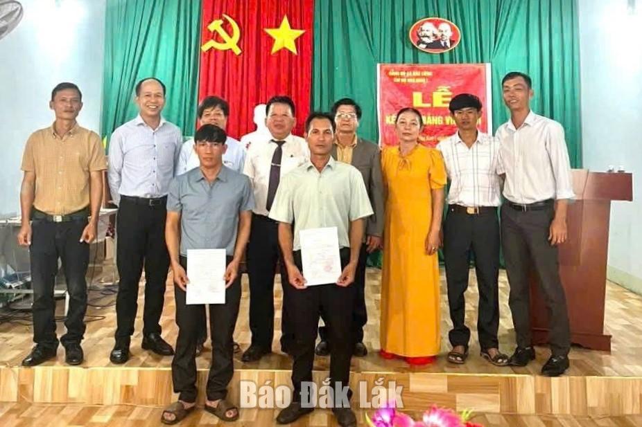 Lãnh đạo xã Đắk Liêng dự Lễ kết nạp đảng viên mới tại Chi bộ thôn Hòa Bình 1, xã Đắk Liêng.