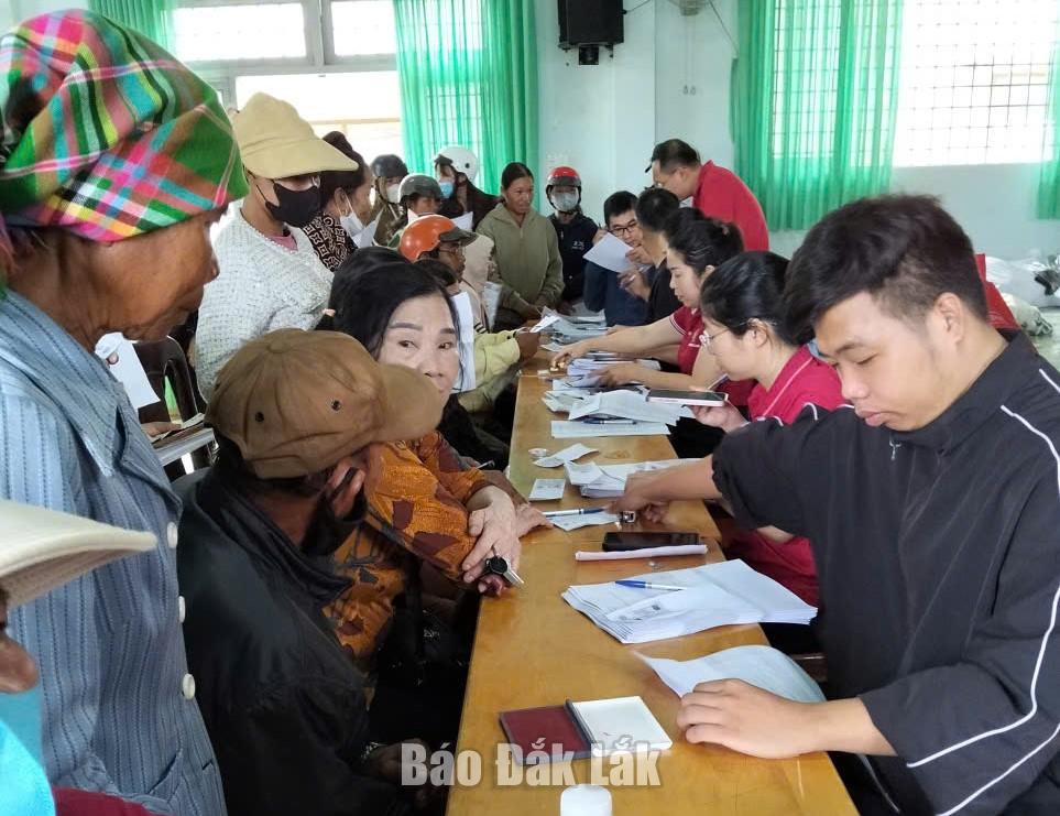 Cán bộ xã Đắk Phơi phối hợp với cán bộ Ngân hàng Nông nghiệp và Phát triển nông thôn – Chi nhánh Lắk mở thẻ ngân hàng.