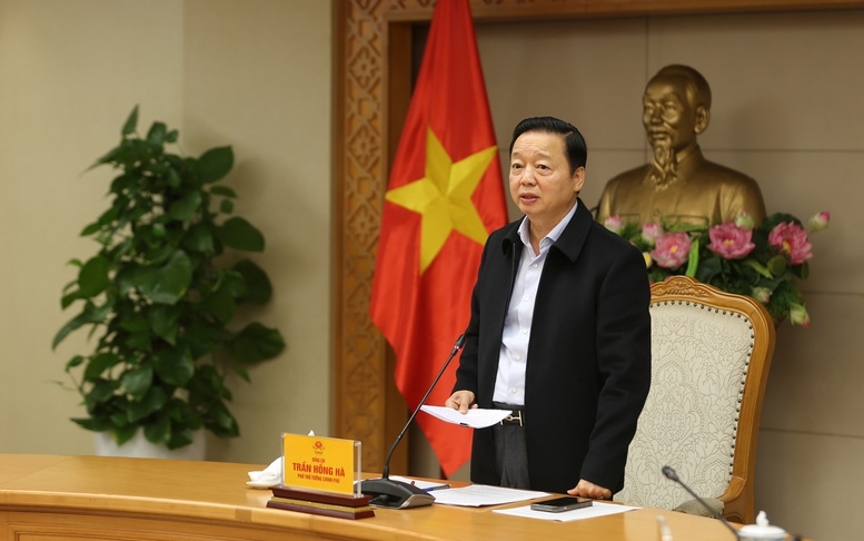 Phó Thủ tướng Chính phủ Trần Hồng Hà phát biểu chỉ đạo tại cuộc họp khẩn về công tác ứng phó với bão số 13 vào sáng 5/11. Ảnh: Báo Chính phủ