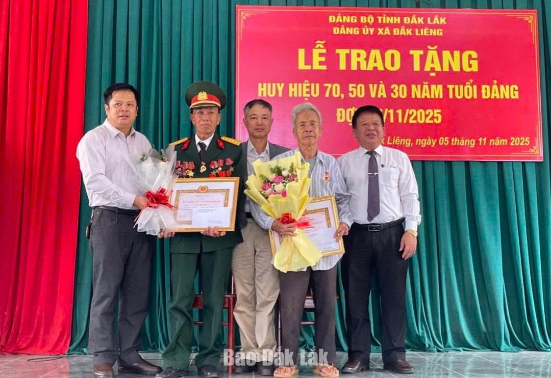 Lãnh đạo xã Đắk Liêng tặng hoa và trao Huy hiệu 70 năm tuổi đảng cho đảng viên Nguyễn Văn Hối và Huy hiệu 55 năm tuổi cho đảng viên Lê Văn Túc.