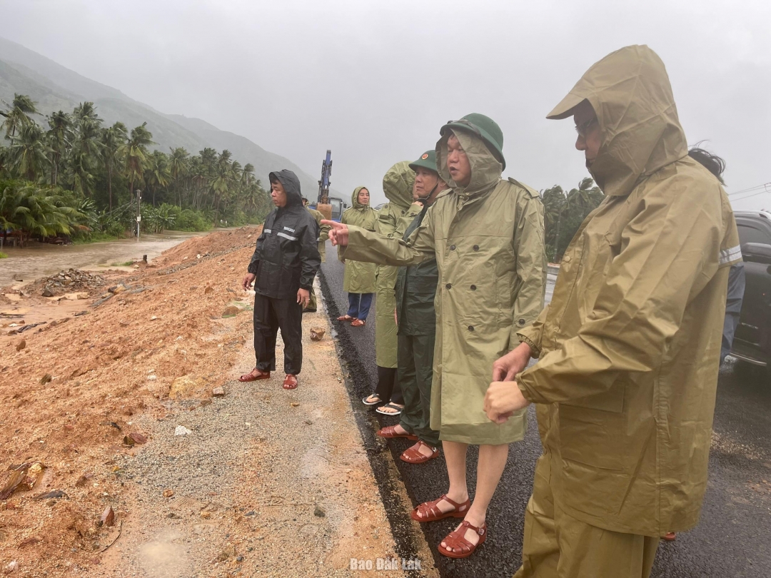 Phó Chủ tịch UBND tỉnh Đào Mỹ kiểm tra công tác ứng phó bão số 13 tại xã Xuân Lộc. Ảnh: Hà My