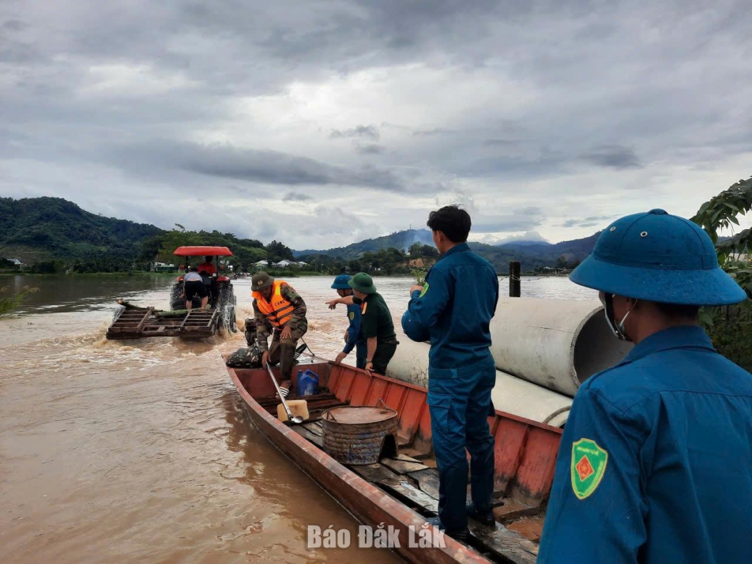 Lực lượng chức năng của xã Đắk Liêng dùng thuyền hỗ trợ người dân di dời tài sản khỏi khu vực ngập lụt.