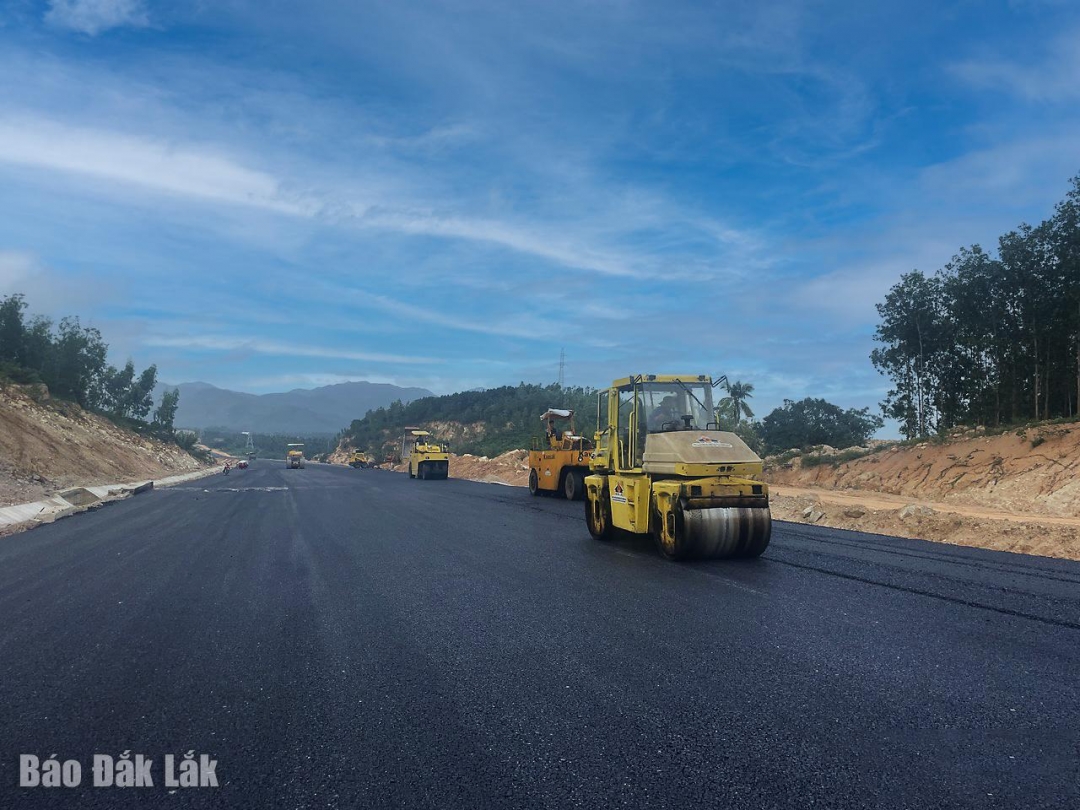 Các nhà thầu đang đẩy nhanh tiến độ thi công dự án thành phần Quy Nhơn - Chí Thạnh.