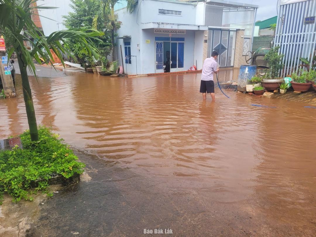 Tuyến đường ở tổ dân phố 7A, phường Buôn Ma Thuột ngập nước sau các trận mưa lớn.