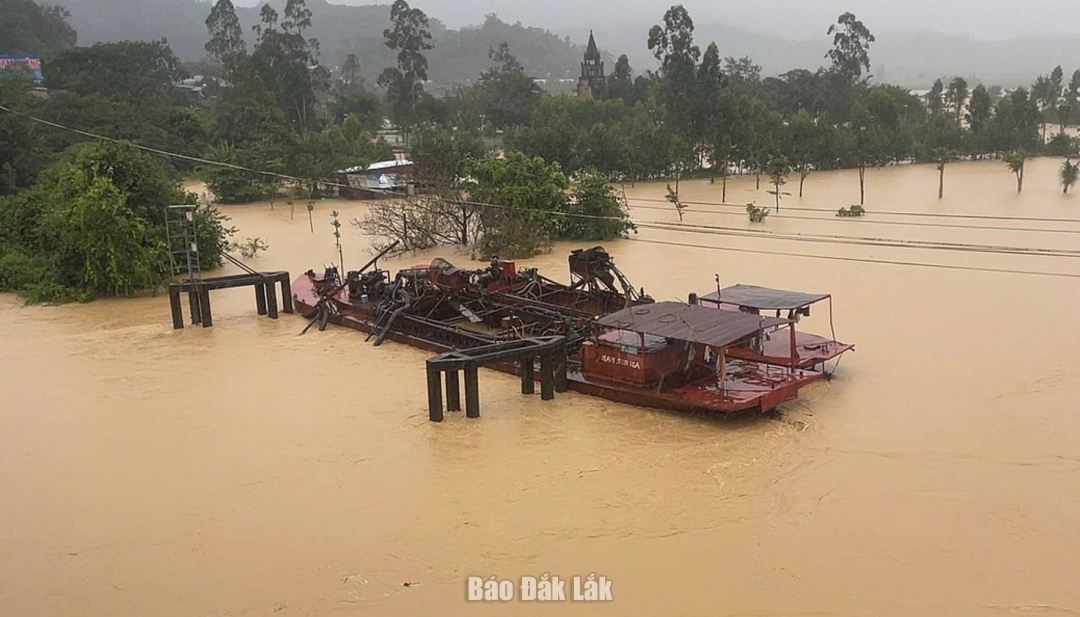 Tàu hút cát trôi tự do giữa sông Krông Ana đoạn gần cầu Giang Sơn.