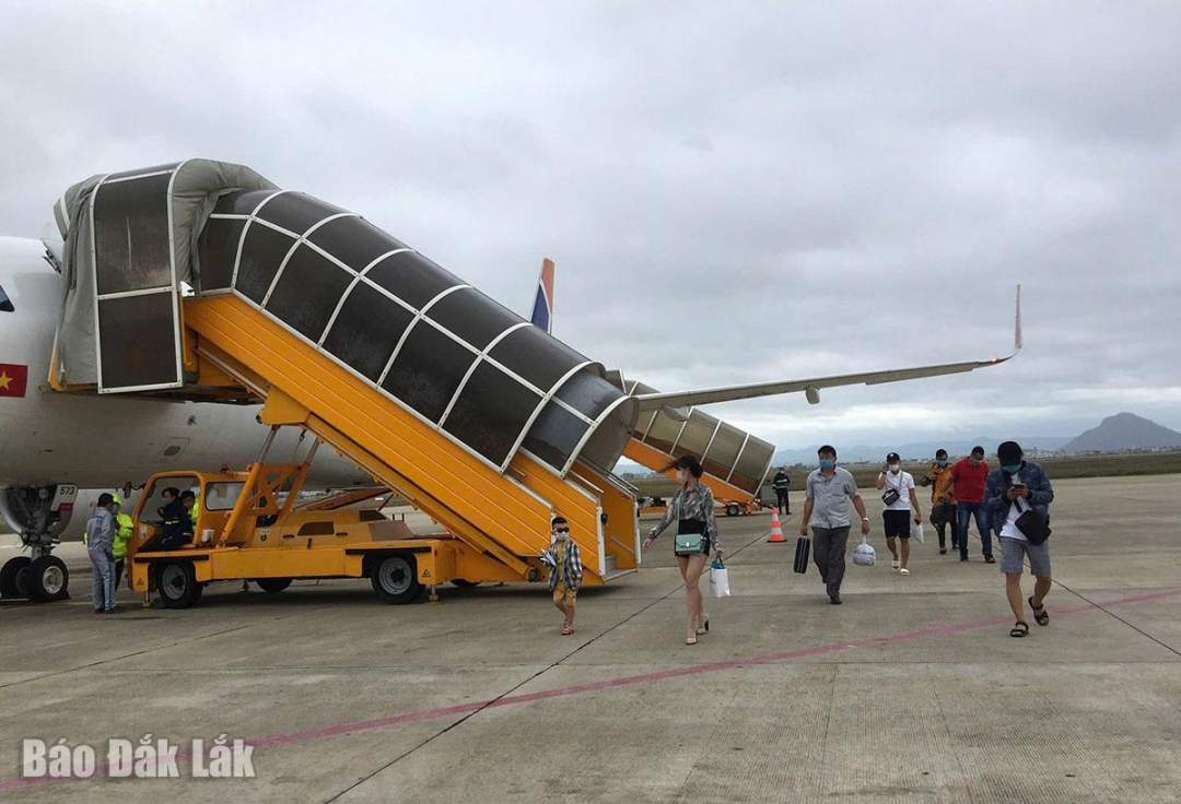 Hành khách tại Cảng hàng không Tuy Hòa trước thời điểm mưa bão. Ảnh: Hồ Như.