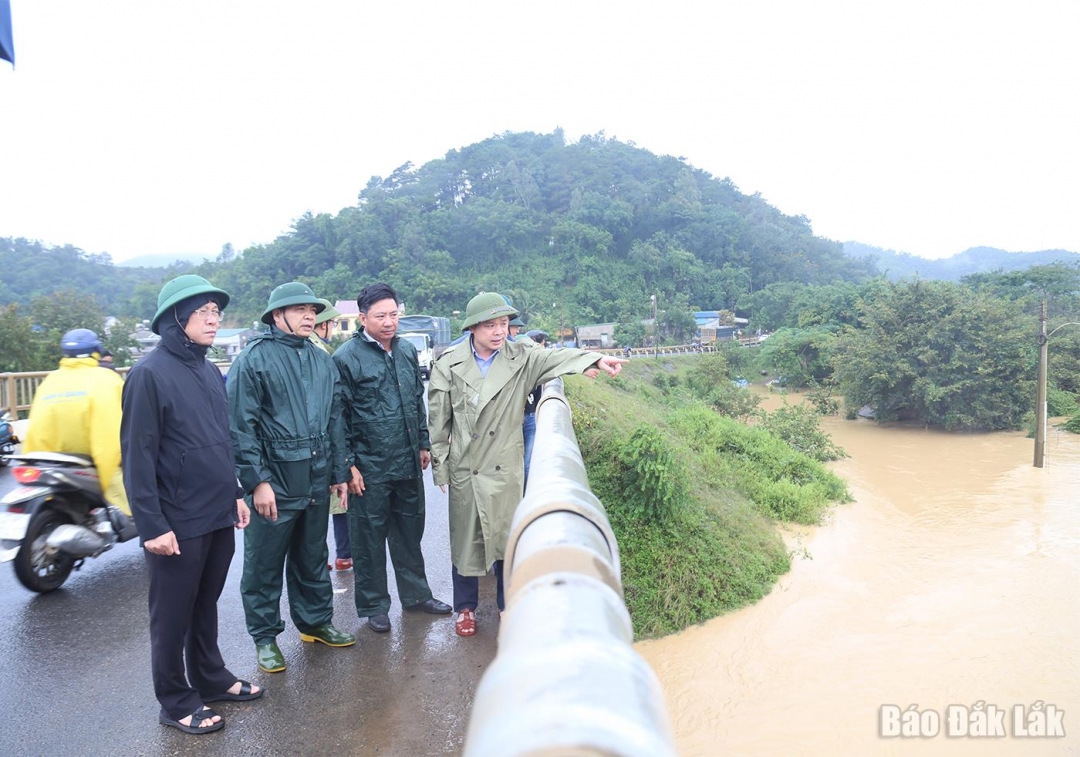 Phó Bí thư Tỉnh ủy Đỗ Hữu Huy chỉ đạo công tác ứng phó mưa lũ tại xã Dray Bhăng