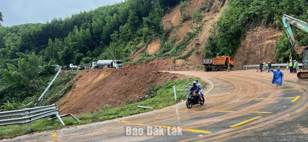 Các phương tiện đã lưu thông bình thường trên Quốc lộ 26 đoạn qua khu vực đèo Phượng Hoàng.