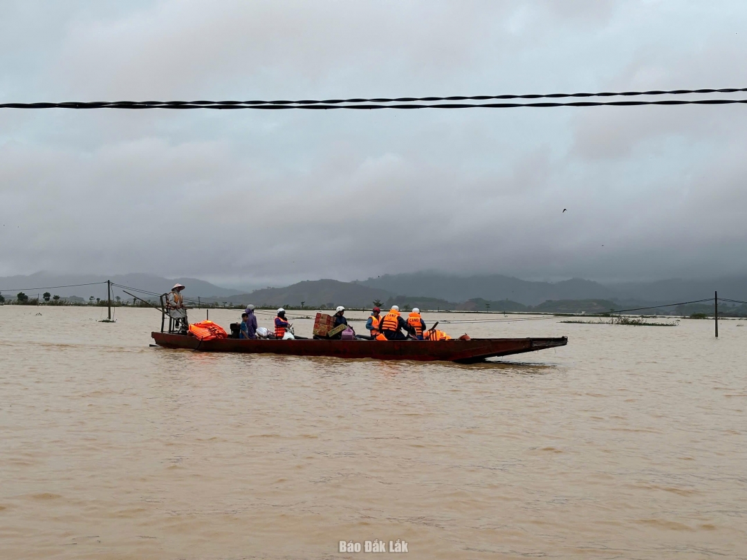 Chính quyền địa phương và lực lượng chức năng xã Krông An hỗ trợ di dời tài sản, sơ tán người dân ra khỏi khu vực nguy hiểm. Ảnh: Vân Anh