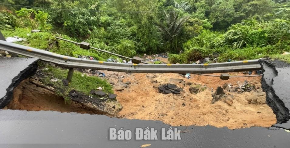 Vị trí sạt lở trên tuyến Quốc lộ 1 đoạn qua xã Hòa Xuân dài khoảng 30m.