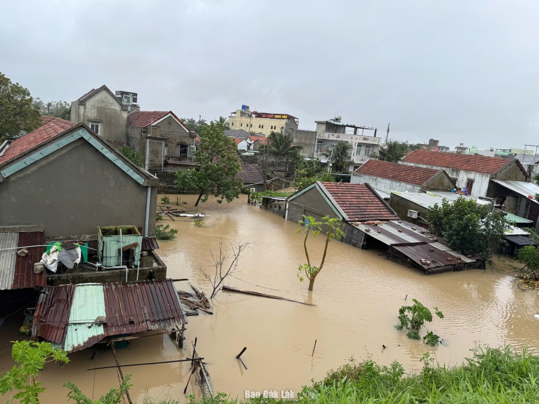 Lực lượng chức năng phường Phú Yên  đưa người dân ra khỏi vùng ngập sâu.
Đến sáng ngày 21/11, nhiều khu vực của phường Phú Yên vẫn ngập sâu trong nước. Ảnh: Hồ Như