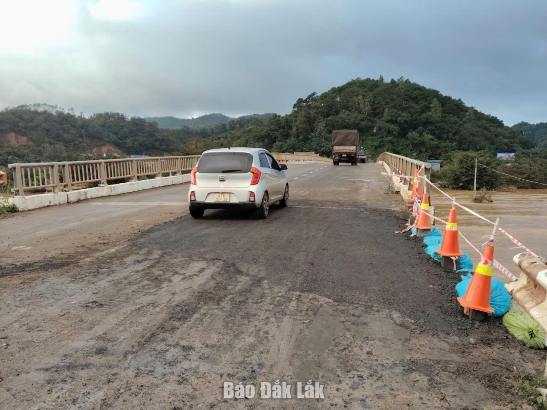 Phương tiện lưu thông trên cầu Giang Sơn sau 2 ngày tạm dừng để khắc phục sự cố sạt lở.