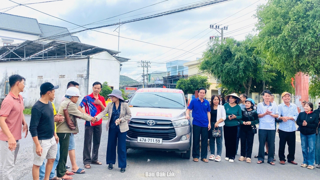 Cán bộ và đoàn xe chở hàng cứu trợ của người dân xã Liên Sơn Lắk lên đường hỗ trợ bà con phía Đông tỉnh.