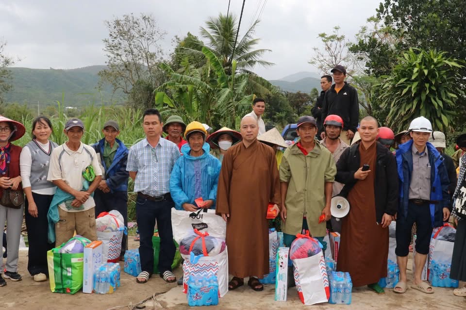 Đại đức Thích Minh Đăng chùa Hoa Nghiêm trao quà hộ trợ tặng người dân. Ảnh: CTV