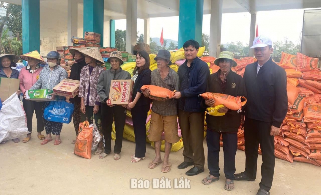 Lãnh đạo, cán bộ xã Đắk Phơi trao quà hỗ trợ người dân xã Đồng Xuân.